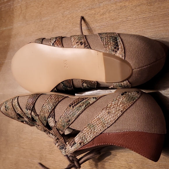 NWT SAKS OFF 5TH BEAUTIFUL LACE UP  FLATS - Picture 5 of 12